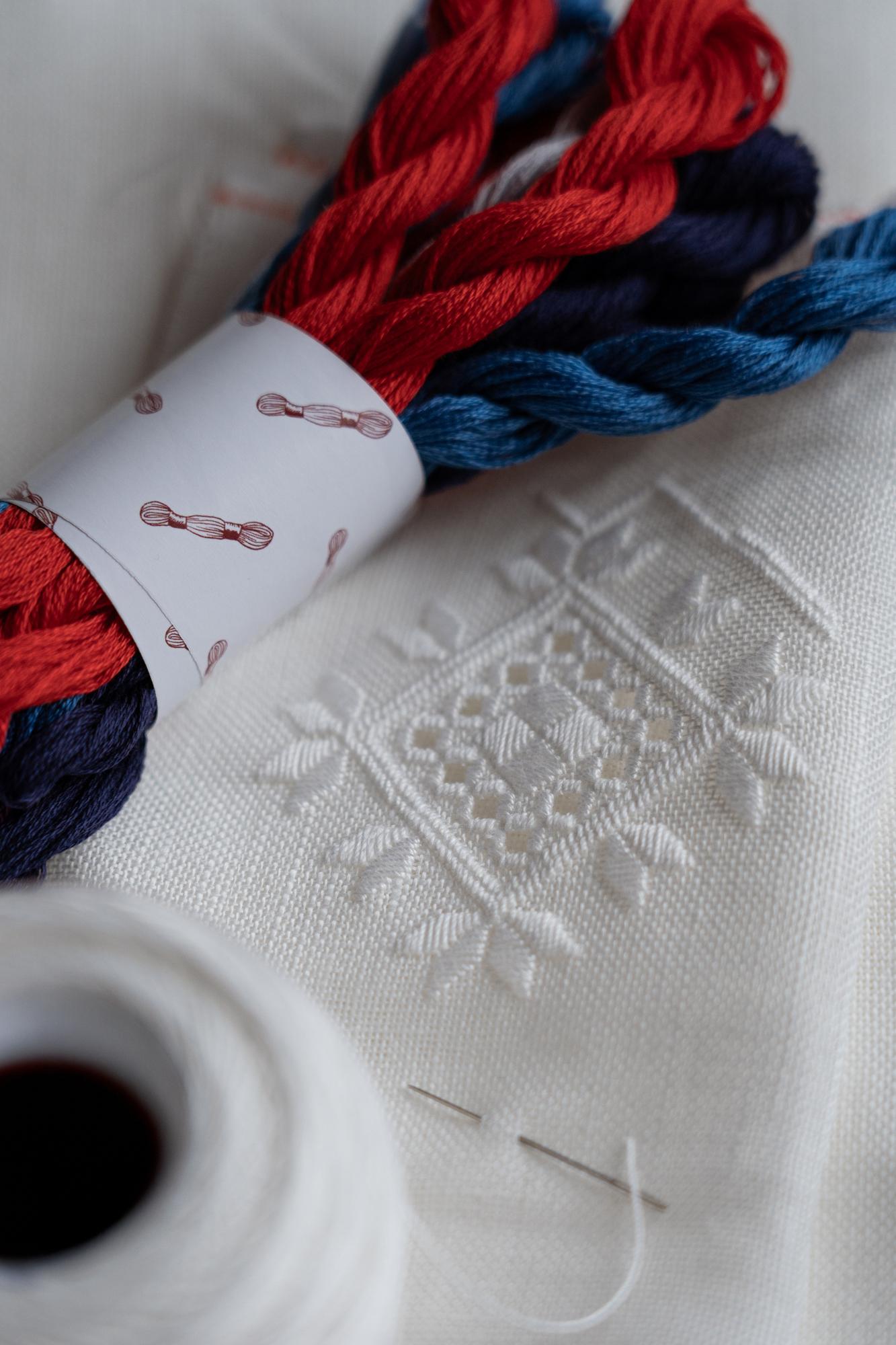 detaliu broderie manuală pe pânză naturală
